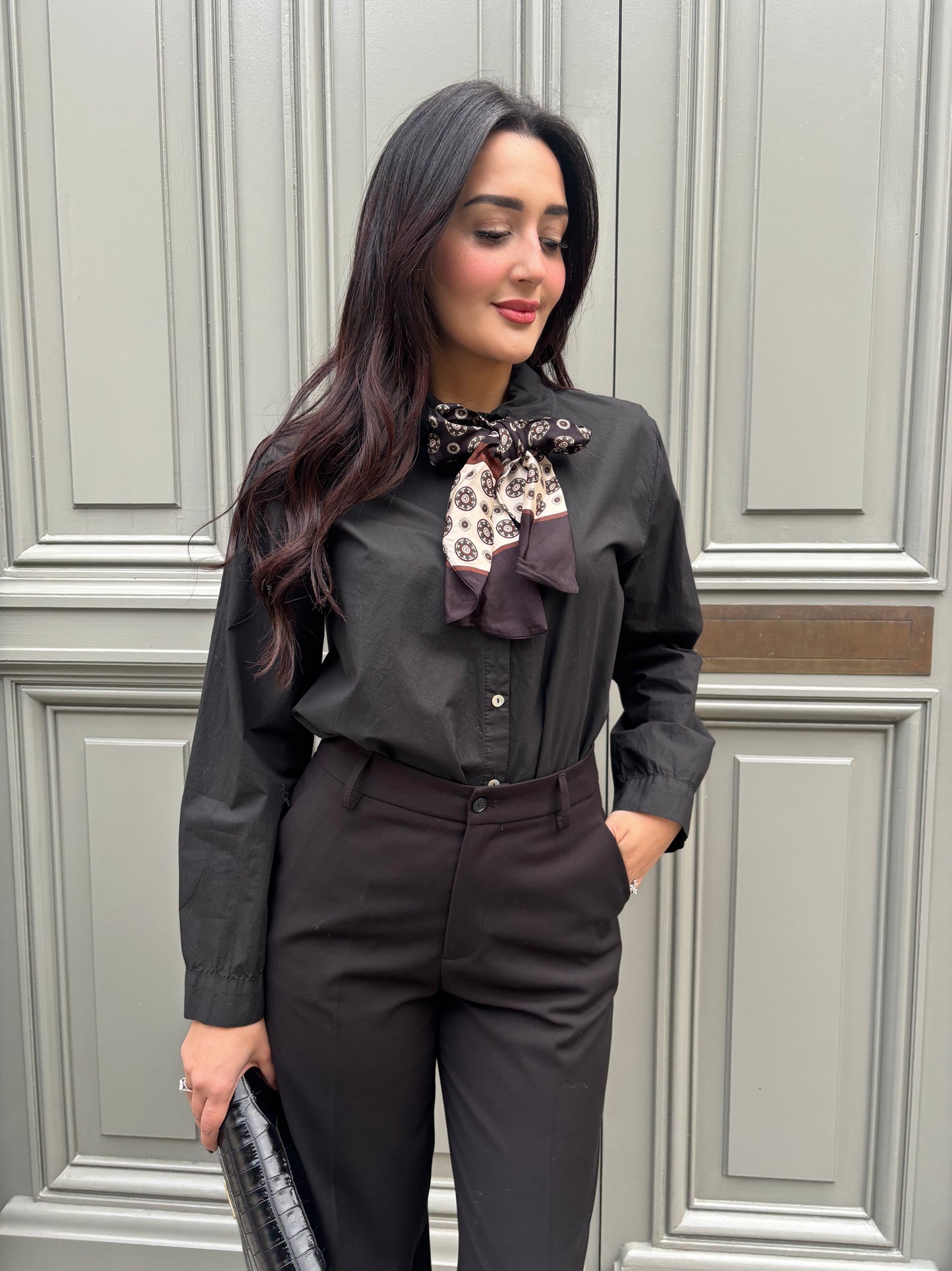 Chemise_noire_avec_foulard_-_face
